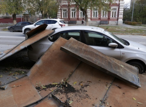 Крыша старого дома упала на припаркованную рядом иномарку в Волгограде Крыша старого дома упала на припаркованную рядом иномарку в Волгограде