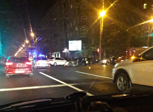ДТП с пострадавшими байкером и его юной подругой попало на видео в Волгограде ДТП с пострадавшими байкером и его юной подругой попало на видео в Волгограде