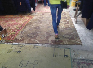 Турист удивился коврам под ногами покупателей на рынке в Волгограде Турист удивился коврам под ногами покупателей на рынке в Волгограде