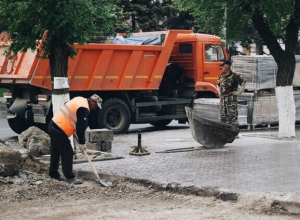 Тротуар и зеленую зону обустраивают на Первой Продольной магистрали Волгограда Тротуар и зеленую зону обустраивают на Первой Продольной магистрали Волгограда