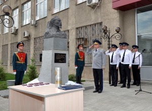 В Волгограде сотрудники УФСБ отправили капсулу с секретным посланием потомкам в 2043 год В Волгограде сотрудники УФСБ отправили капсулу с секретным посланием потомкам в 2043 год
