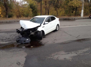 Водитель на Kia Rio протаранил столб в Волгограде и убежал, прикрыв номер авто Водитель на Kia Rio протаранил столб в Волгограде и убежал, прикрыв номер авто