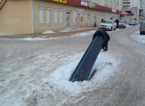 Больше двух лет автомобилисты юга Волгограда в шоке от езды по открытым люкам Больше двух лет автомобилисты юга Волгограда в шоке от езды по открытым люкам