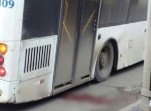 ВПАТП-7: Автобус переехал волгоградку, когда она пыталась вскочить в заднюю дверь ВПАТП-7: Автобус переехал волгоградку, когда она пыталась вскочить в заднюю дверь