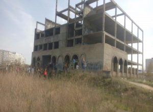 В Волжском подросток упал в заброшенном недострое и сломал обе руки В Волжском подросток упал в заброшенном недострое и сломал обе руки