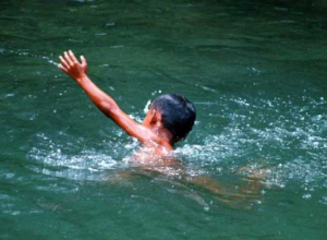 7-летний мальчик бросился в воду спасать 8-летнюю сестру под Волгоградом: оба погибли 7-летний мальчик бросился в воду спасать 8-летнюю сестру под Волгоградом: оба погибли