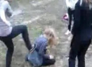 В Волгограде четыре школьницы толпой избили 16-летнюю девушку В Волгограде четыре школьницы толпой избили 16-летнюю девушку