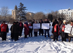 Волгоградцы вышли на митинг против аутсорсинга с лозунгом «Лжедепутаты сдайте мандаты» Волгоградцы вышли на митинг против аутсорсинга с лозунгом «Лжедепутаты сдайте мандаты»