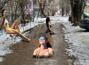 Волгоградцы рисуют фотожабы на лужи во дворах и улицах города Волгоградцы рисуют фотожабы на лужи во дворах и улицах города