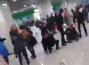 Празднующие День защитника Отечества волгоградцы подрались из-за столика в фуд-корте Празднующие День защитника Отечества волгоградцы подрались из-за столика в фуд-корте