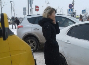 Блондинка-водитель протаранила маршрутку у ТРЦ «Акварель» в Волгограде Блондинка-водитель протаранила маршрутку у ТРЦ «Акварель» в Волгограде