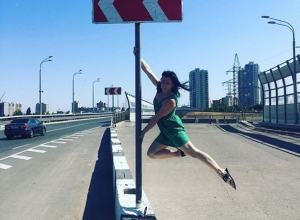 Девушка на «Танцующем мосту» Волгограда показала чудеса своего тела Девушка на «Танцующем мосту» Волгограда показала чудеса своего тела