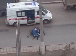 В Волгограде медики поймали пациента, выпрыгнувшего из кареты скорой на ходу В Волгограде медики поймали пациента, выпрыгнувшего из кареты скорой на ходу