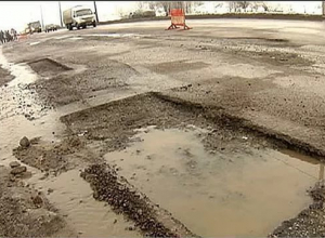 Кроссовер перевернулся на 3-й Продольной Волгограда из-за крупной ямы Кроссовер перевернулся на 3-й Продольной Волгограда из-за крупной ямы