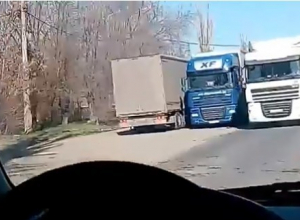 Волгоградский школьник снял полное трагичности видео о засоряющих город дальнобойщиках Волгоградский школьник снял полное трагичности видео о засоряющих город дальнобойщиках