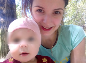 Годовалую дочку погибшей в такси волгоградки забрали у родственников и упекли в детдом Годовалую дочку погибшей в такси волгоградки забрали у родственников и упекли в детдом
