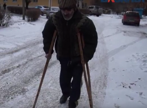 На юге Волгограда пожилого инвалида на костылях бросили родственники и врачи На юге Волгограда пожилого инвалида на костылях бросили родственники и врачи