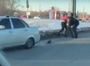Неравная драка в центре Волгограда попала на видео Неравная драка в центре Волгограда попала на видео