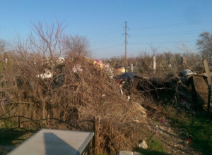 На Моторном кладбище в Волгограде мусор завалил могилы На Моторном кладбище в Волгограде мусор завалил могилы
