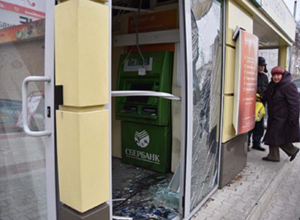 Волгоградец выбил дверь в Сбербанке и был задержан Волгоградец выбил дверь в Сбербанке и был задержан