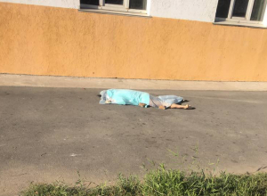 Молодая женщина насмерть разбилась при падении из окна на севере Волгограда Молодая женщина насмерть разбилась при падении из окна на севере Волгограда