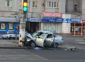 На севере Волгограда уснувший водитель «Лады» въехал в столб На севере Волгограда уснувший водитель «Лады» въехал в столб