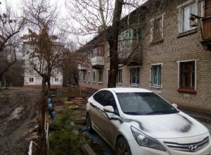 Мстительные волгоградцы изуродовали черной краской припаркованную около дома иномарку Мстительные волгоградцы изуродовали черной краской припаркованную около дома иномарку