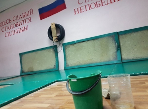 Дети занимаются в лужах и прогнивших от сырости стенах волгоградского ФОКа Дети занимаются в лужах и прогнивших от сырости стенах волгоградского ФОКа