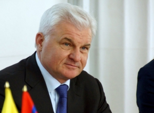 Маленький сарай и большой Touareg указал в налоговой декларации депутат Госдумы Владимир Плотников Маленький сарай и большой Touareg указал в налоговой декларации депутат Госдумы Владимир Плотников
