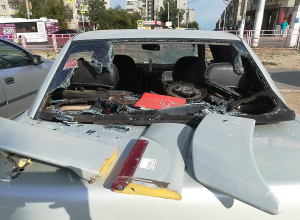 17-летняя волгоградка отобрала у бомжа бадик и разбила припаркованную у магазина Lada 17-летняя волгоградка отобрала у бомжа бадик и разбила припаркованную у магазина Lada