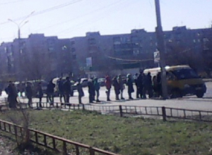 В последние дни работы маршруток в Волгограде очереди на остановках измеряются десятками человек В последние дни работы маршруток в Волгограде очереди на остановках измеряются десятками человек