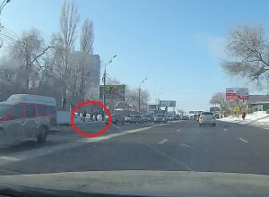 Волгоградец скончался на остановке после поездки в маршрутке Волгоградец скончался на остановке после поездки в маршрутке