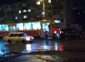 В Волгограде трамвай № 2 врезался во внедорожник В Волгограде трамвай № 2 врезался во внедорожник