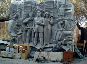 В Волгограде памятник журналистам оказался на помойке В Волгограде памятник журналистам оказался на помойке