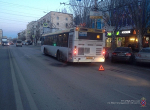 Toyota Rav4 протаранила автобус в Волгограде: пассажир автобуса в больнице Toyota Rav4 протаранила автобус в Волгограде: пассажир автобуса в больнице