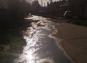 Из полуразрушенного дома в Волгограде вода льется на жилые кварталы Из полуразрушенного дома в Волгограде вода льется на жилые кварталы