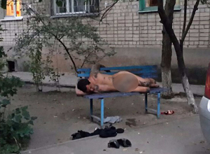 Уснувший на улице голым с членом напоказ мужчина задержан в Волгограде Уснувший на улице голым с членом напоказ мужчина задержан в Волгограде