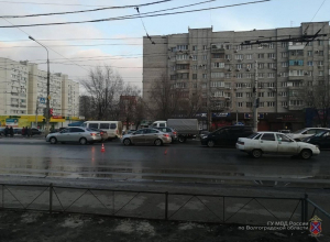 17-летний подросток пешком протаранил ВАЗ и попал в больницу на севере Волгограда 17-летний подросток пешком протаранил ВАЗ и попал в больницу на севере Волгограда