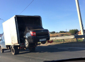 «Рождение Lada Granta» из грузовика запечатлели волгоградцы «Рождение Lada Granta» из грузовика запечатлели волгоградцы