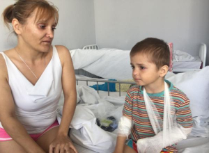 Змей в мешках сбрасывают на станицу из самолетов, - мать покусанного гадюкой юного волгоградца Змей в мешках сбрасывают на станицу из самолетов, - мать покусанного гадюкой юного волгоградца