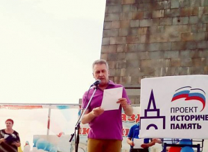 52-летний единоросс вышел на сцену в брюках «в облипочку» 52-летний единоросс вышел на сцену в брюках «в облипочку»