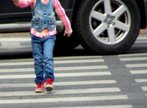 Волжанин на Renault сбил 4-летнюю девочку на глазах ее матери Волжанин на Renault сбил 4-летнюю девочку на глазах ее матери