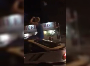 Поездка волгоградца на крыше машины по оживленной трассе попала на видео Поездка волгоградца на крыше машины по оживленной трассе попала на видео