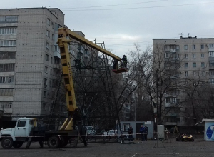 В районах Волгограда опаздывают с установкой праздничных елок В районах Волгограда опаздывают с установкой праздничных елок