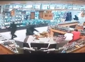 Опубликовано видео ограбления ювелирного салона «Золотые львы» в Камышине Опубликовано видео ограбления ювелирного салона «Золотые львы» в Камышине