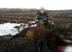 Стоящий над трупом кабана 14-летний мальчик разгневал волгоградцев Стоящий над трупом кабана 14-летний мальчик разгневал волгоградцев