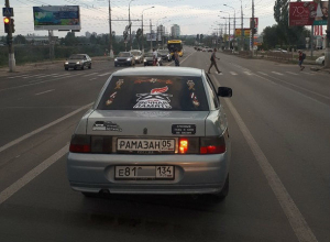 Волгоградского гонщика с двойными номерами сфотографировали очевидцы Волгоградского гонщика с двойными номерами сфотографировали очевидцы