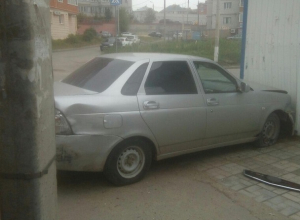 Лихач на Hyundai протаранил киоск на западе Волгограда, бросил машину и скрылся на попутке Лихач на Hyundai протаранил киоск на западе Волгограда, бросил машину и скрылся на попутке