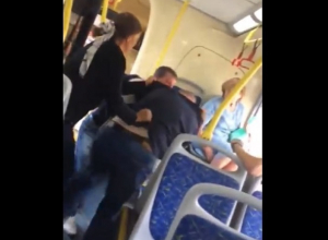 Волгоградец снял на видео спонтанную драку в автобусе «Питеравто» Волгоградец снял на видео спонтанную драку в автобусе «Питеравто»