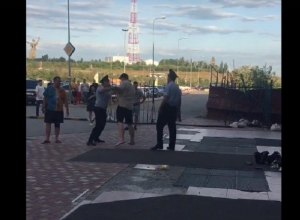 Неадекватный мужчина устроил разборки с полицейскими около торгового комплекса в Волгограде Неадекватный мужчина устроил разборки с полицейскими около торгового комплекса в Волгограде
